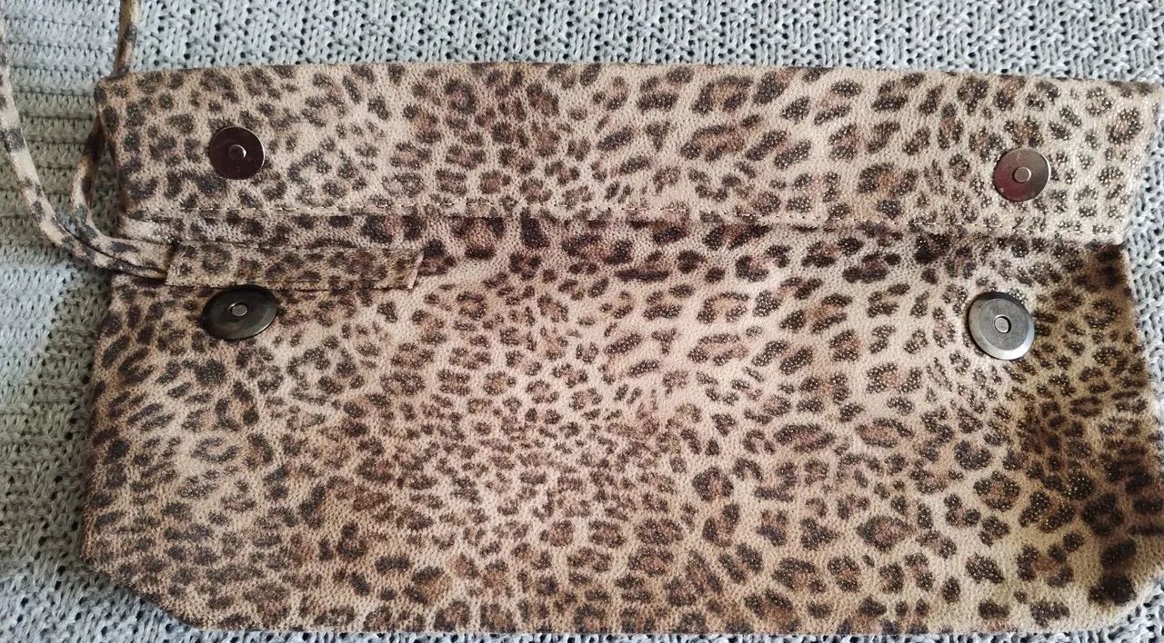 Clutch de oncinha estilosa - Foto 2