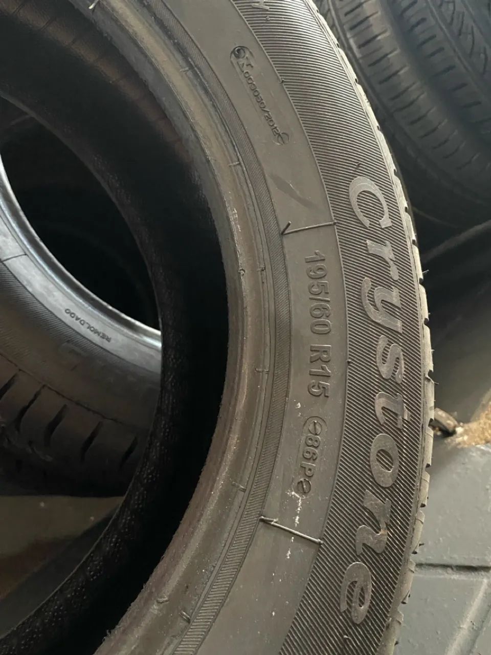 01 pneu Crystone 195/60/15 remolde novo (montagem gratuita) - Foto 2