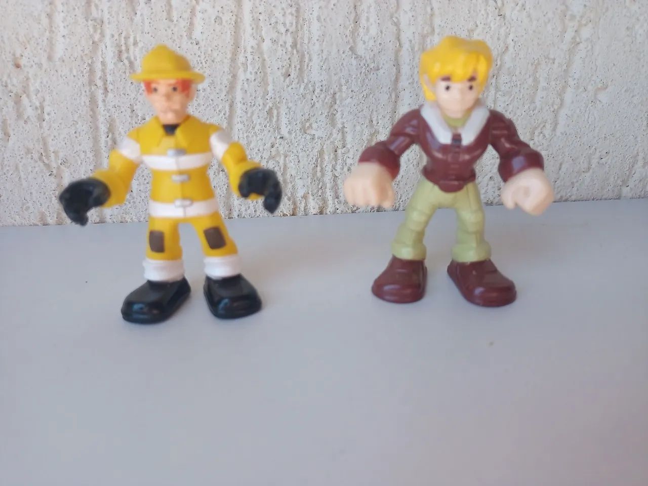 Bonecos de Brinquedo - Bombeiro e Personagem - Foto 2