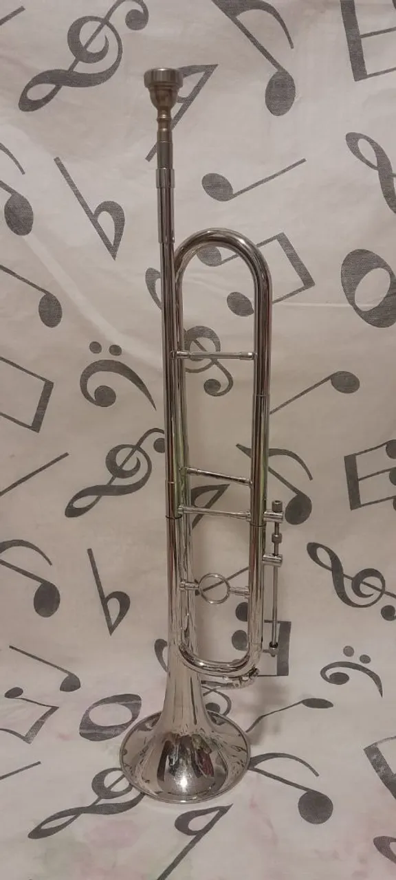 Trombone de prata em ótimo estado