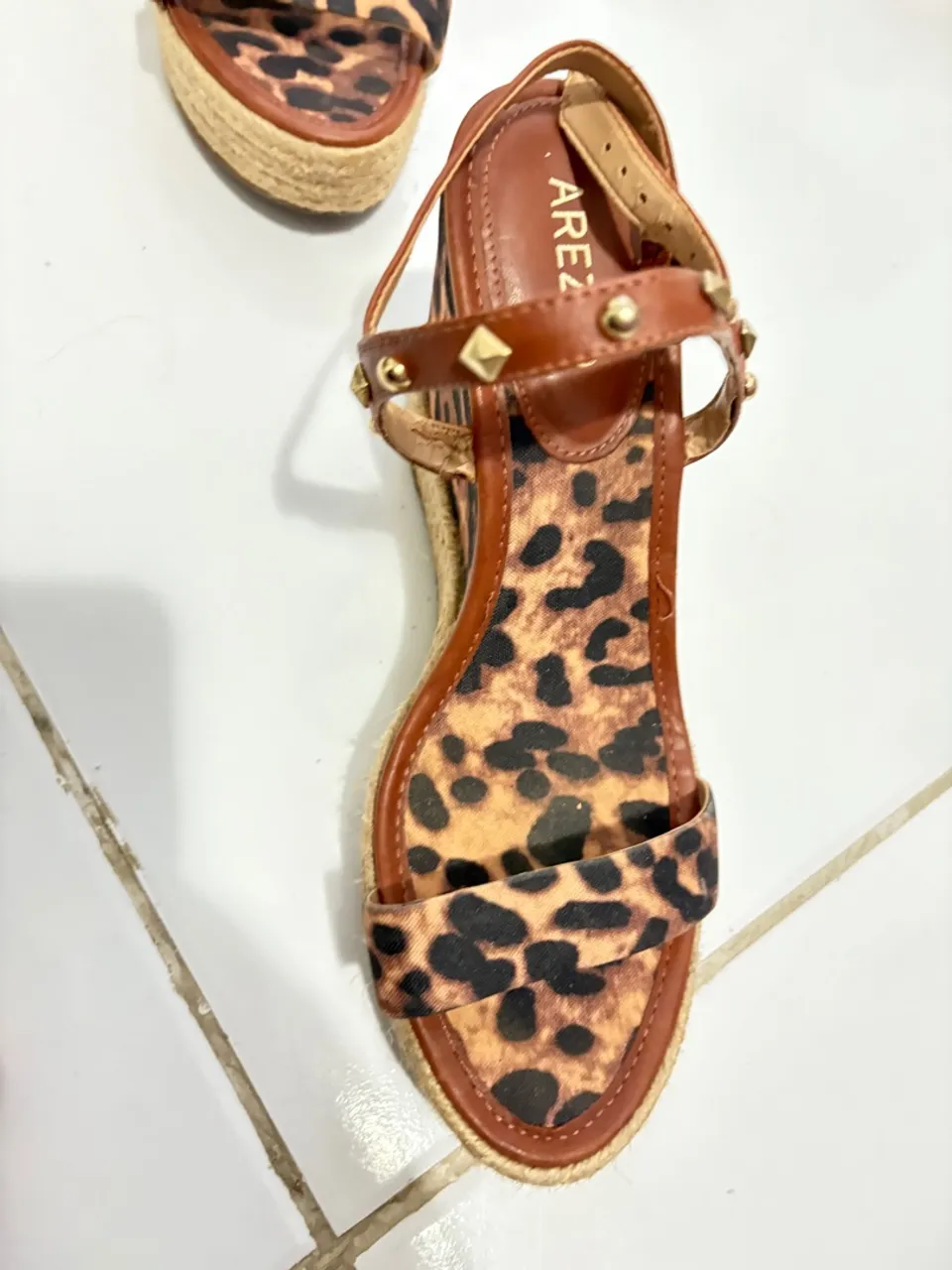 Sandália Arezzo Animal Print com Detalhes em Dourado