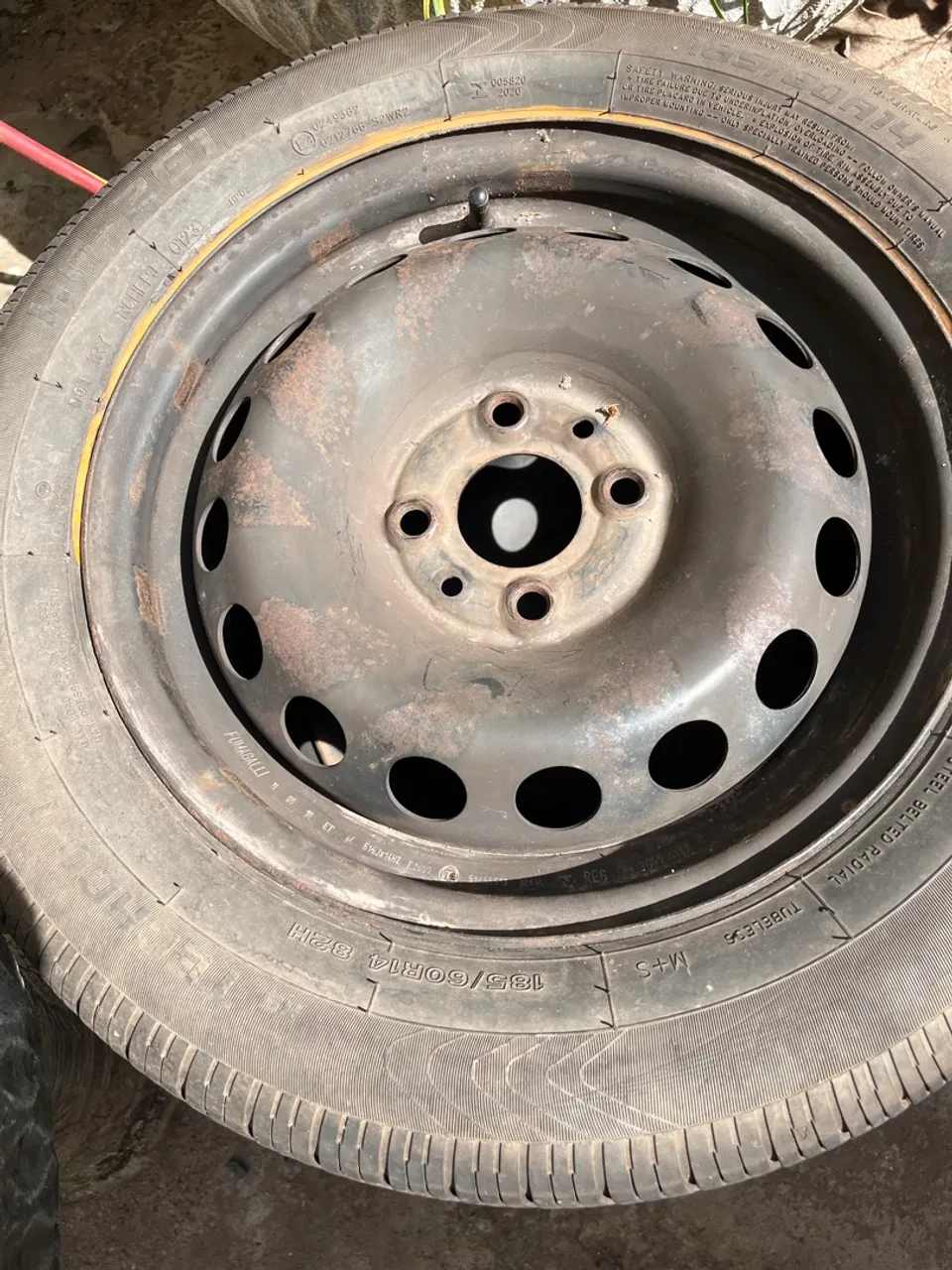 Roda de Aço Aro 14 com Pneu 185/60R14