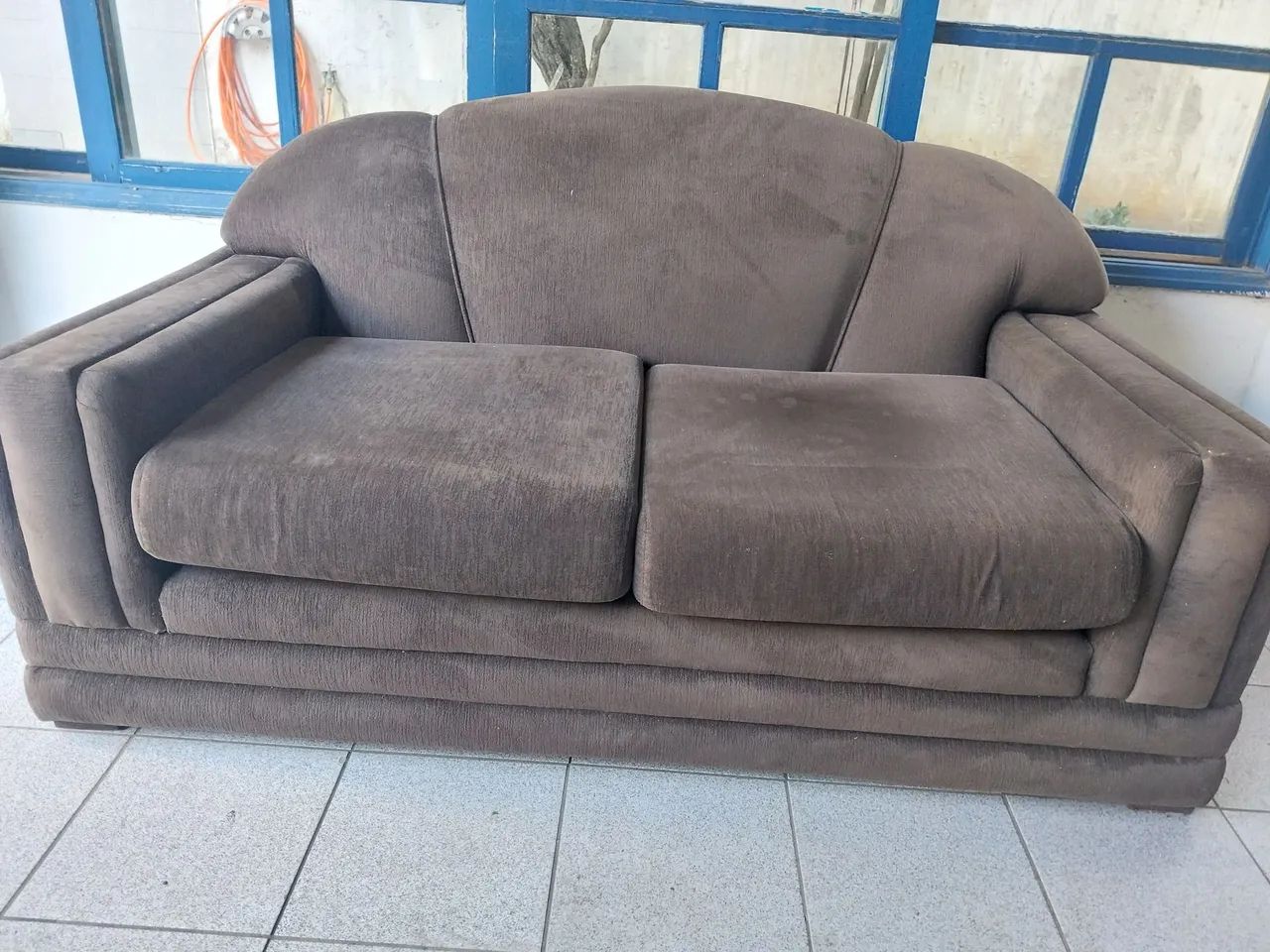 JOGO DE SOFA 2/3 LUGARES EM TECIDO MARROM CAFÉ EM OTIMO ESTADO, BEM ROBUSTO E PESADO - Foto 4
