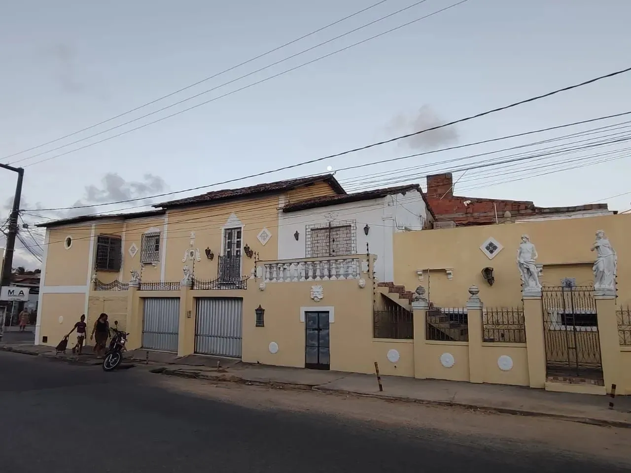 Excelente Casa com Pavimento Superior