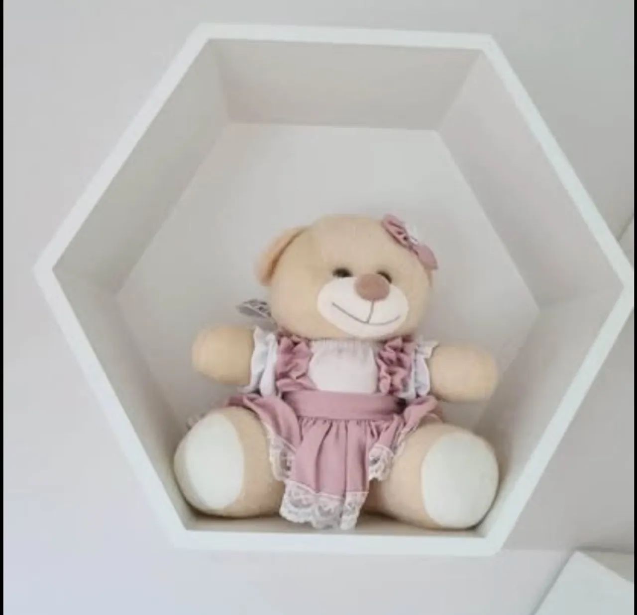 Vende-se Nicho Colmeia hexagonal com fundo  Acompanha 3 peças com ursinha camponesa  - Foto 5
