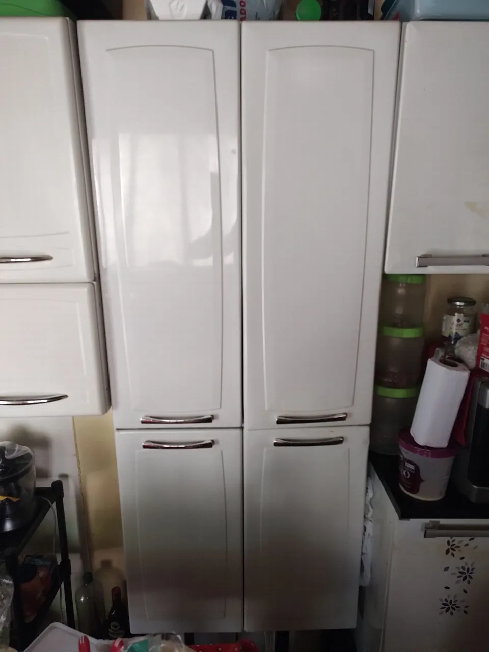 Armários de cozinha brancos são 6 peças.