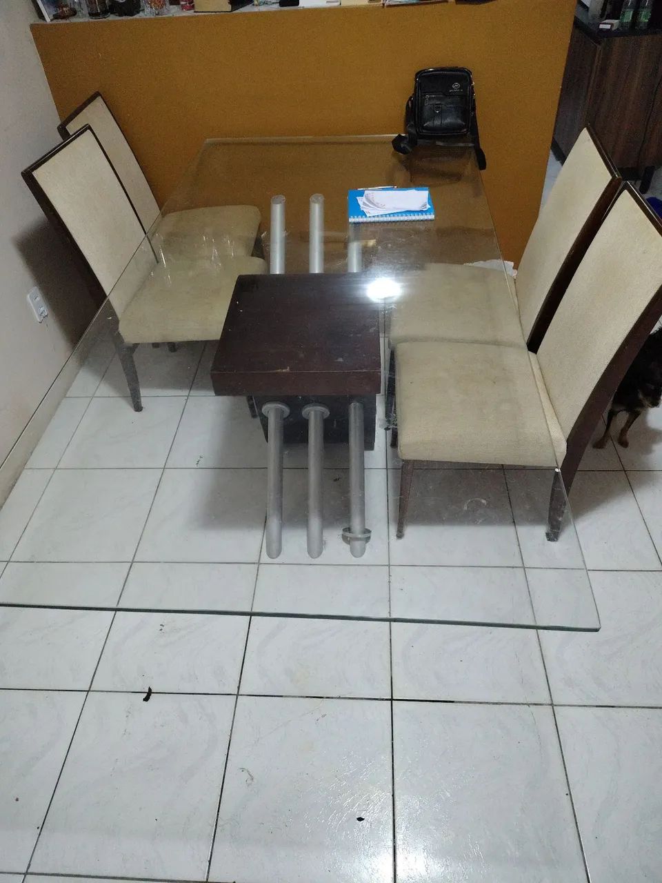 Mesa com 8 cadeiras, Vidro e madeira boa - Foto 2
