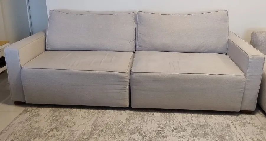 SOFA COM CHESE, mede 2,40m, cor cinza, para quatro ou cinco pessoas.