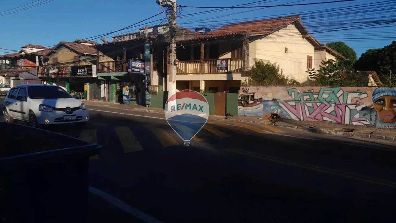 À Venda: Prédio com 3 Casas + 2 Kitnets, Saída para 2 Ruas na Melhor Localização Comercial