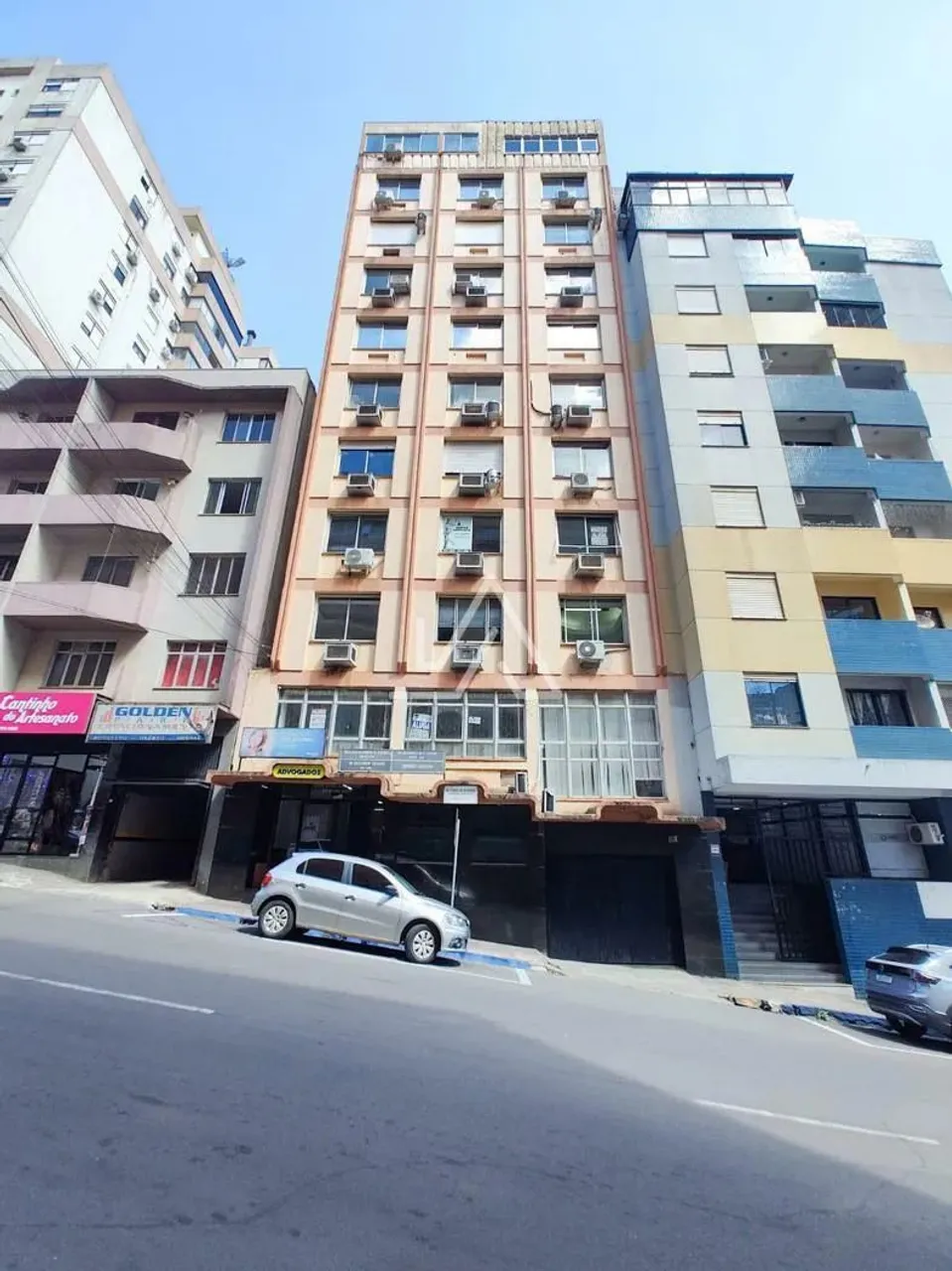 SALA COMERCIAL AÉREA PARA LOCAÇÃO NO CENTRO COM 05 SALAS, 03 BANHEIROS, COZINHA, SALA DE R