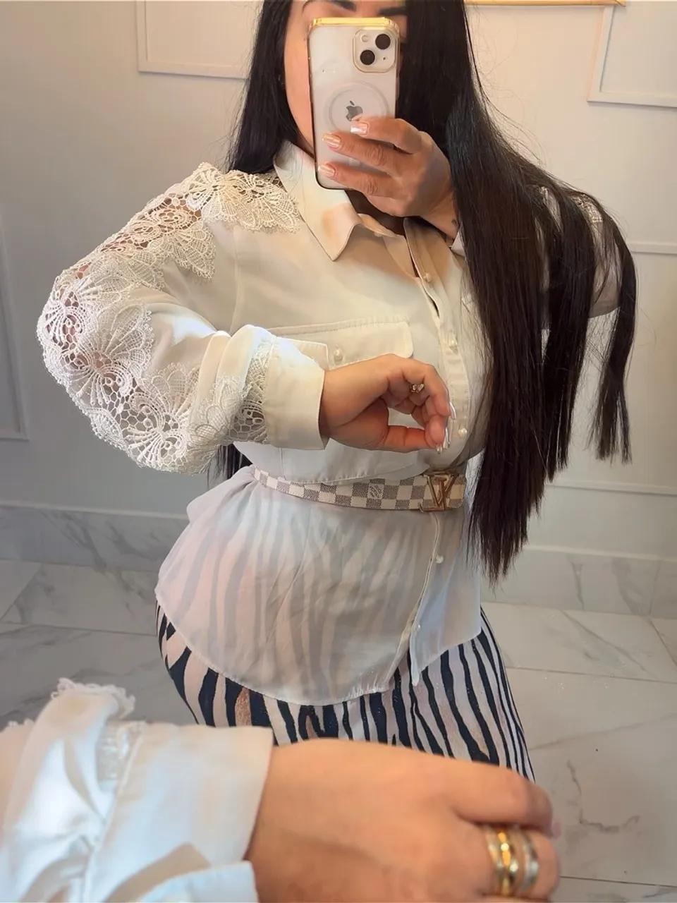 Camisa branca com detalhes em renda