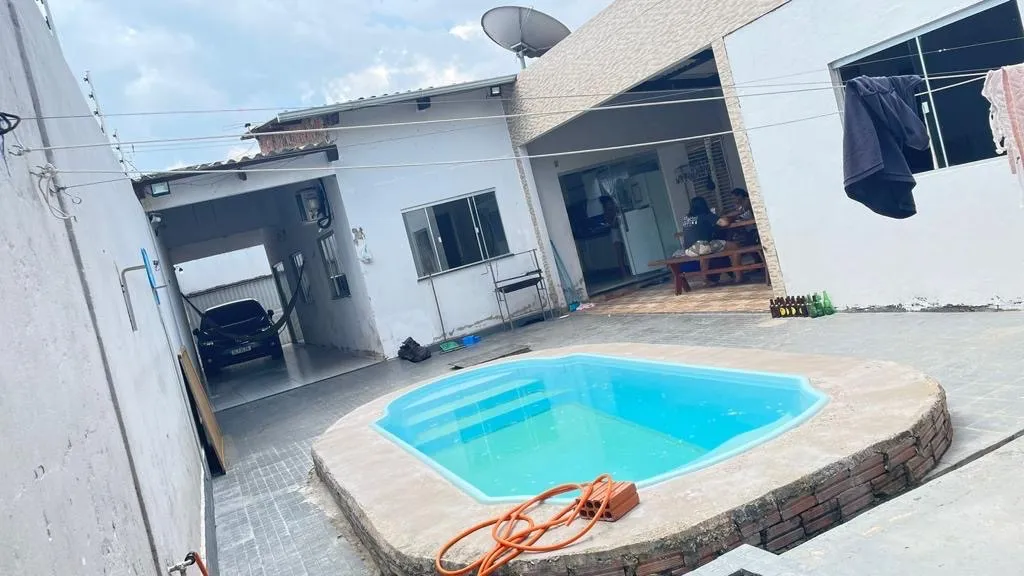 Casa com 2 suítes e 2 quartos