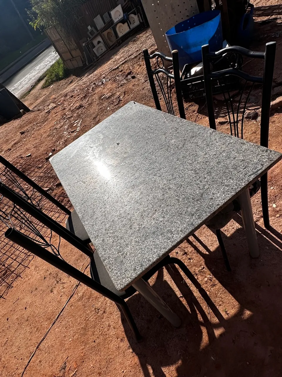 Mesa de granito com 4 cadeiras