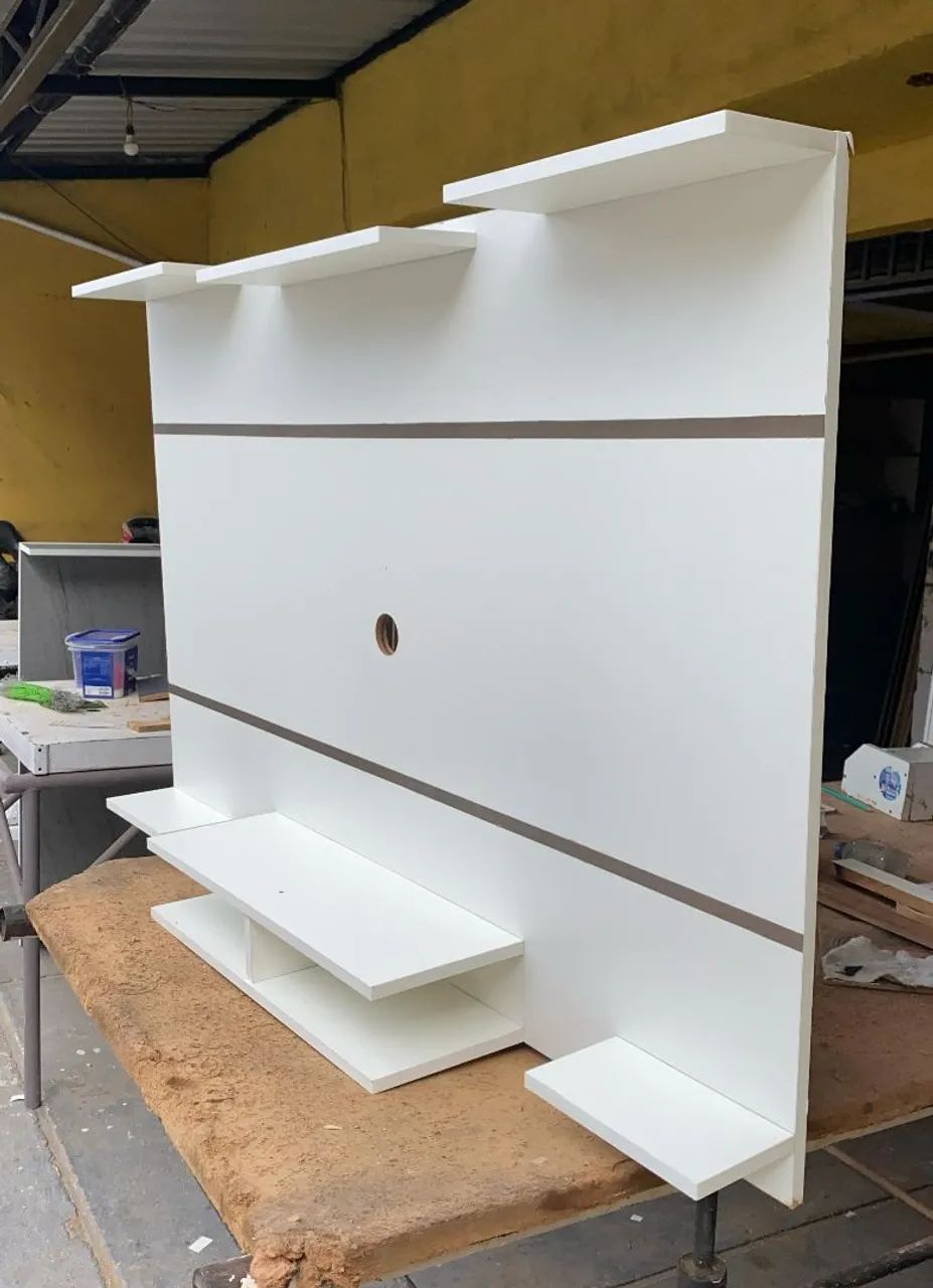 Painel para TV Branco com Prateleiras e Detalhes