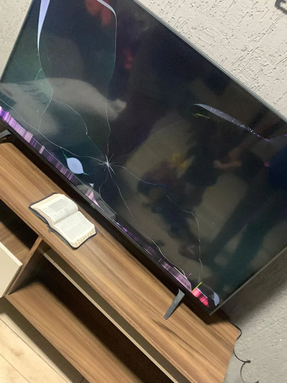 TV com tela danificada - Para conserto ou aproveitamento de peças