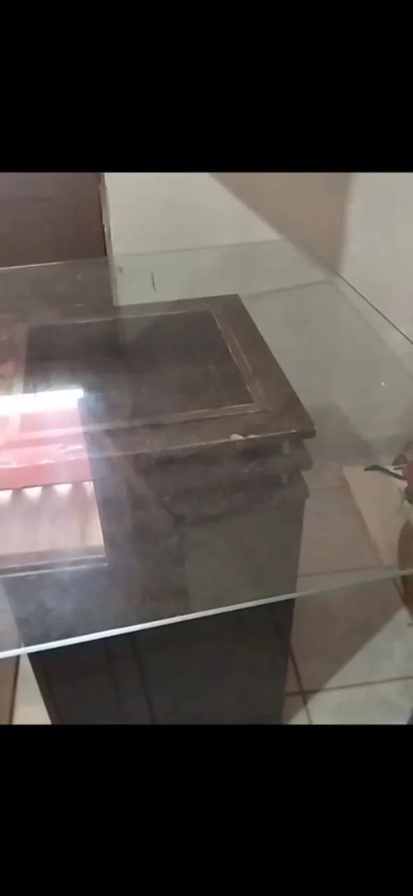 Mesa com tampo de vidro