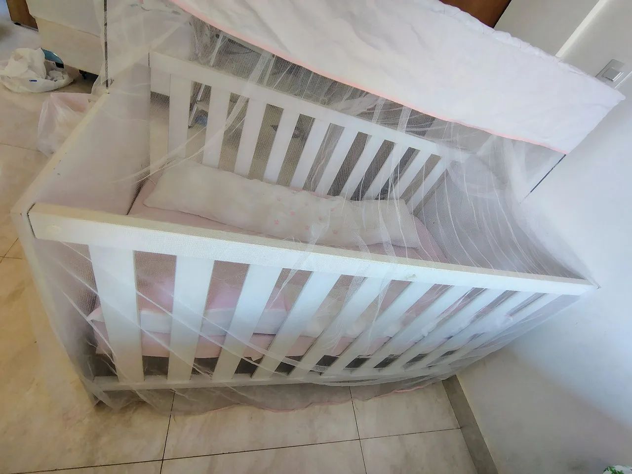 Kit berço americano branco, com decoração rosa. - Foto 2