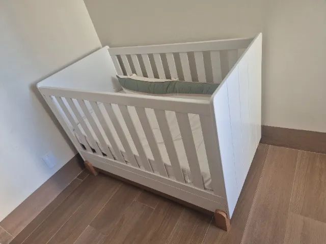 Berço semi novo com colchão 