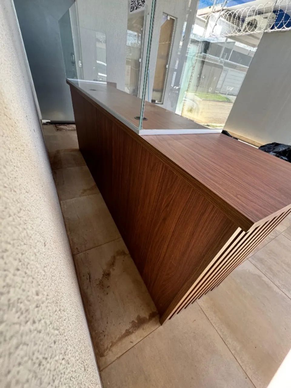 Balcão Comercial MDF com Vidro - Caixa / Recepção / Loja - 2,53m - Foto 3