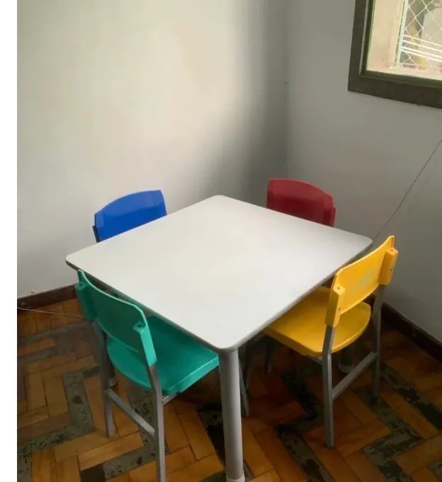 Conjunto de mesa infantil e cadeirinhas super conservado.  - Foto 2