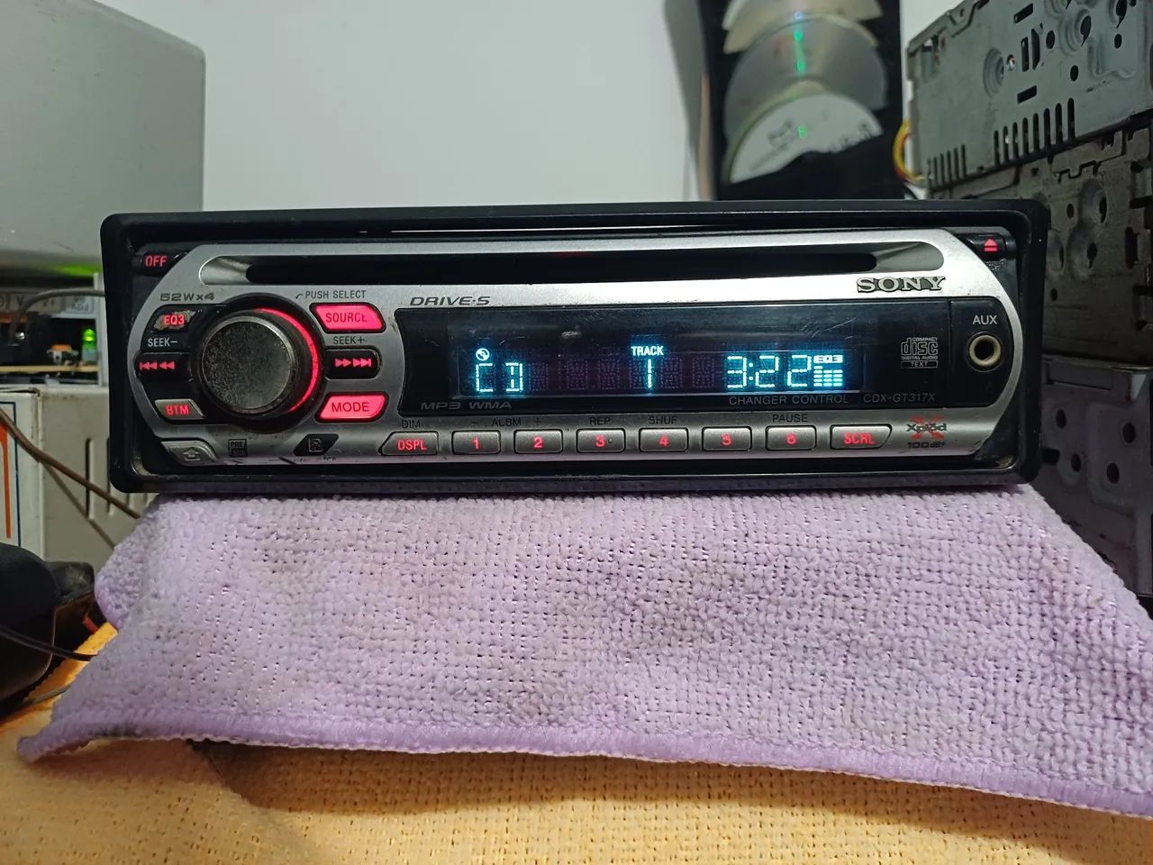 Sony cdx gt 317x ( NÃO TEM USB NEM BLUETOOTH)