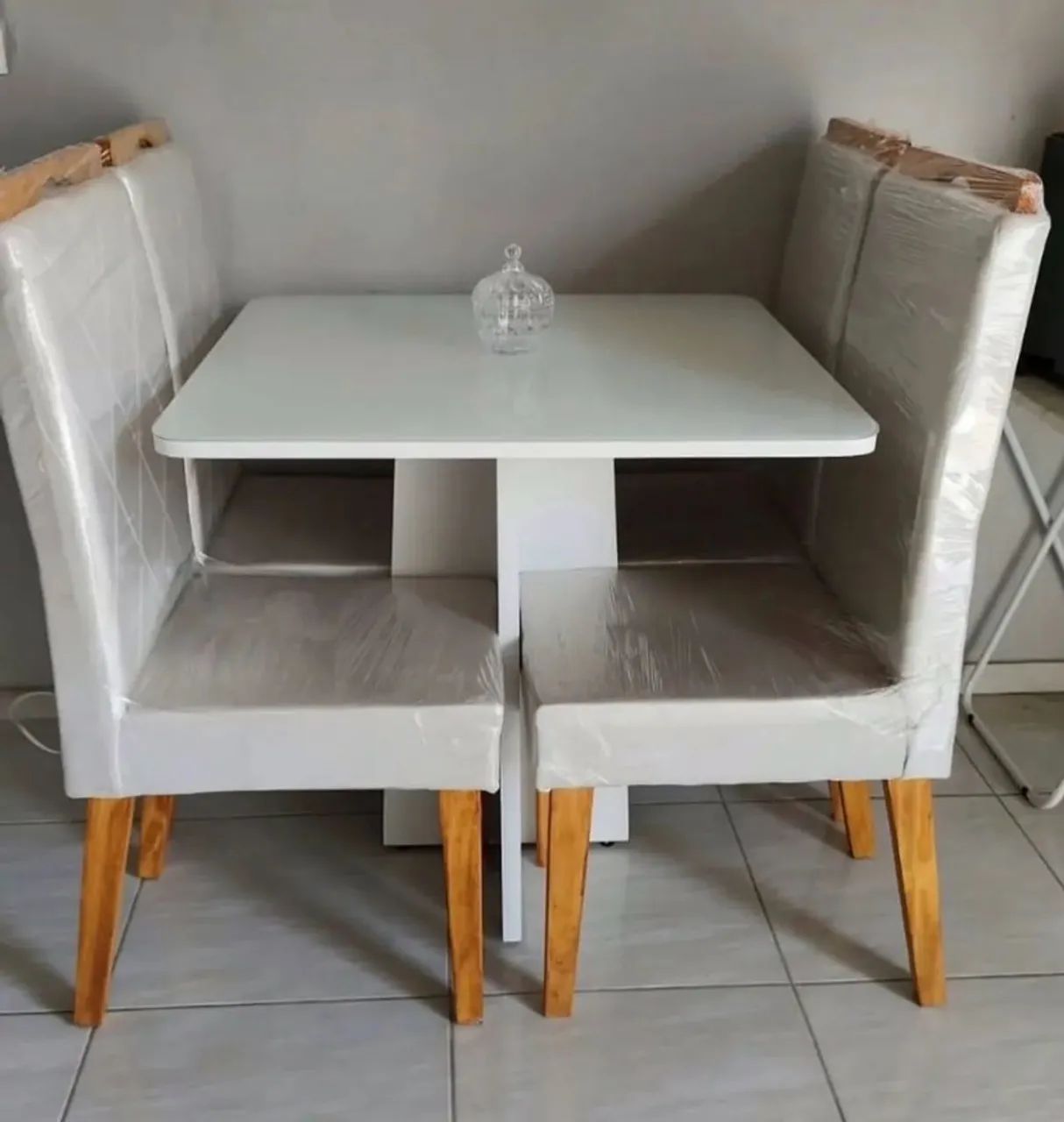 Mesa pequena com 4 cadeiras  - Foto 5