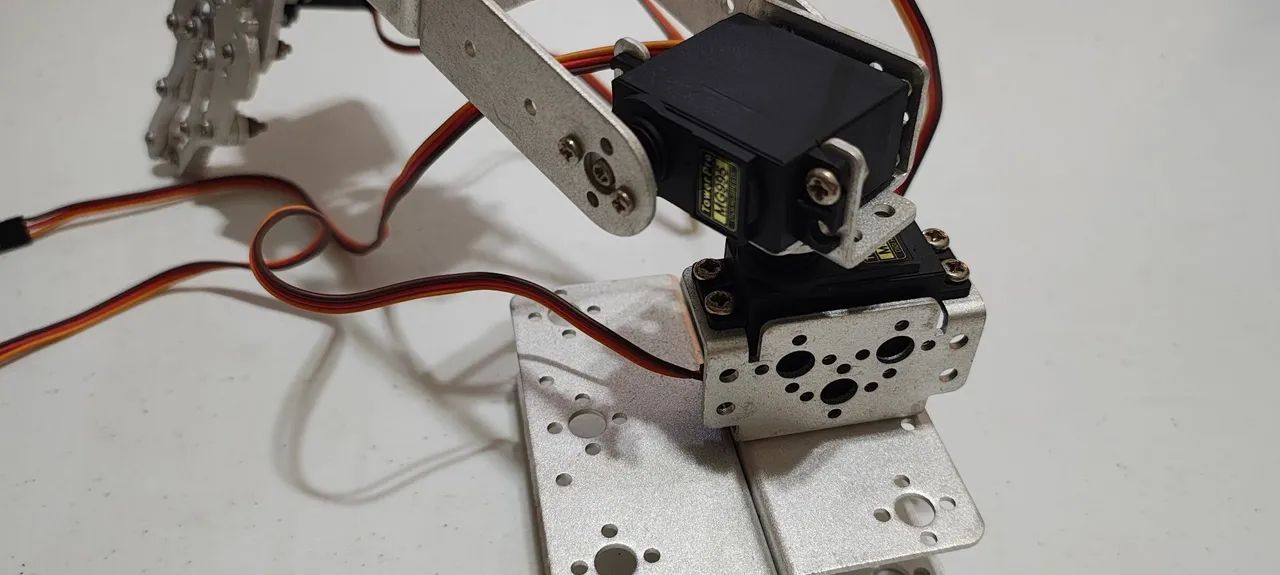 Braço Robótico Articulado com garra e base e 4 motores TowerProMG995 - Foto 5