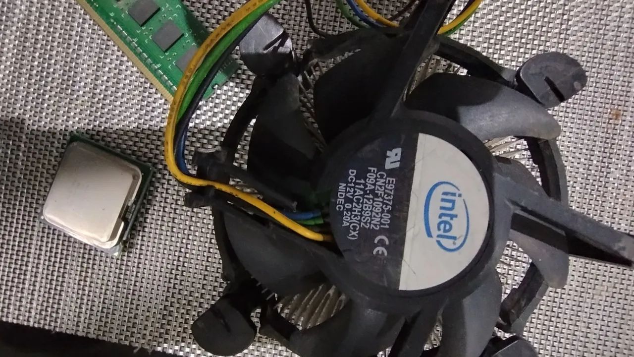 Vendo 2 processadores, 2 cooler e 1 memória. - Foto 3