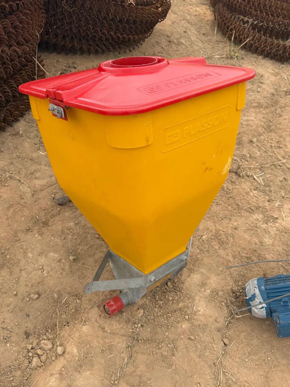 Comedouros automáticos para frangos galinhas - Foto 2