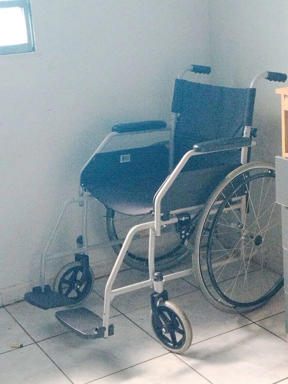 Vendo cadeira de rodas  e andador  - Foto 2