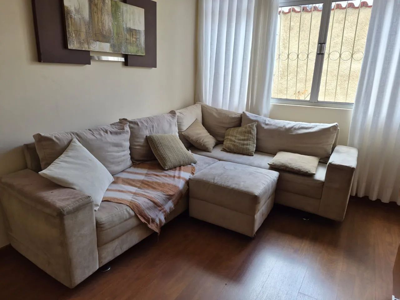 Sofá de Canto em L Suede com Pufe - 5 Lugares (Desapego R$ 500!) - Foto 3