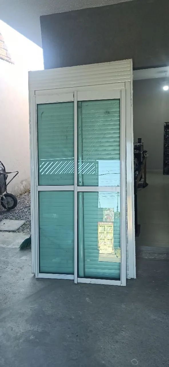 Porta persiana usada em bom estado. Medindo 2.30 por 1.18 conforme as fotos.  - Foto 2