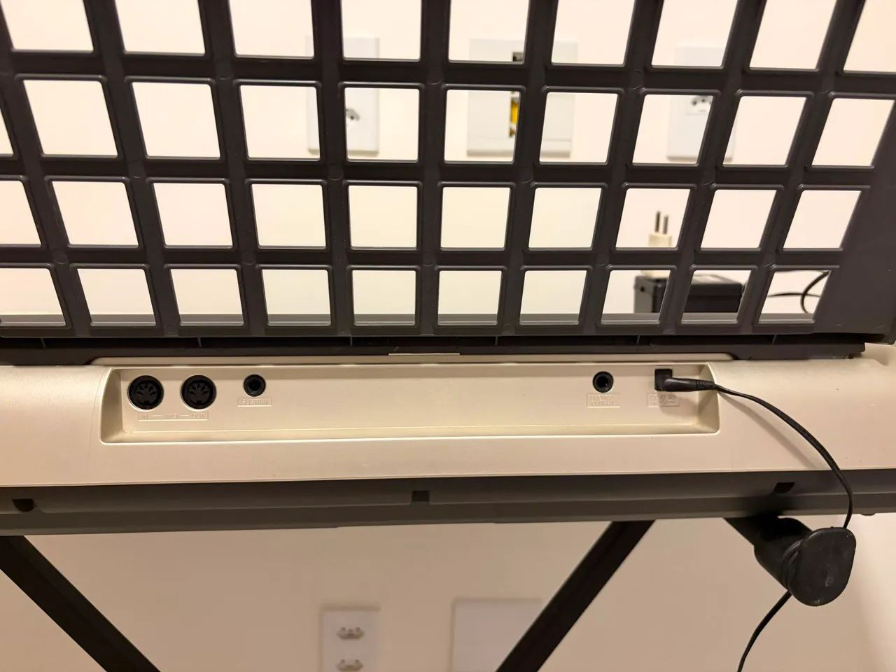 Um teclado musical modelo Yamaha PSR e313 - Foto 3