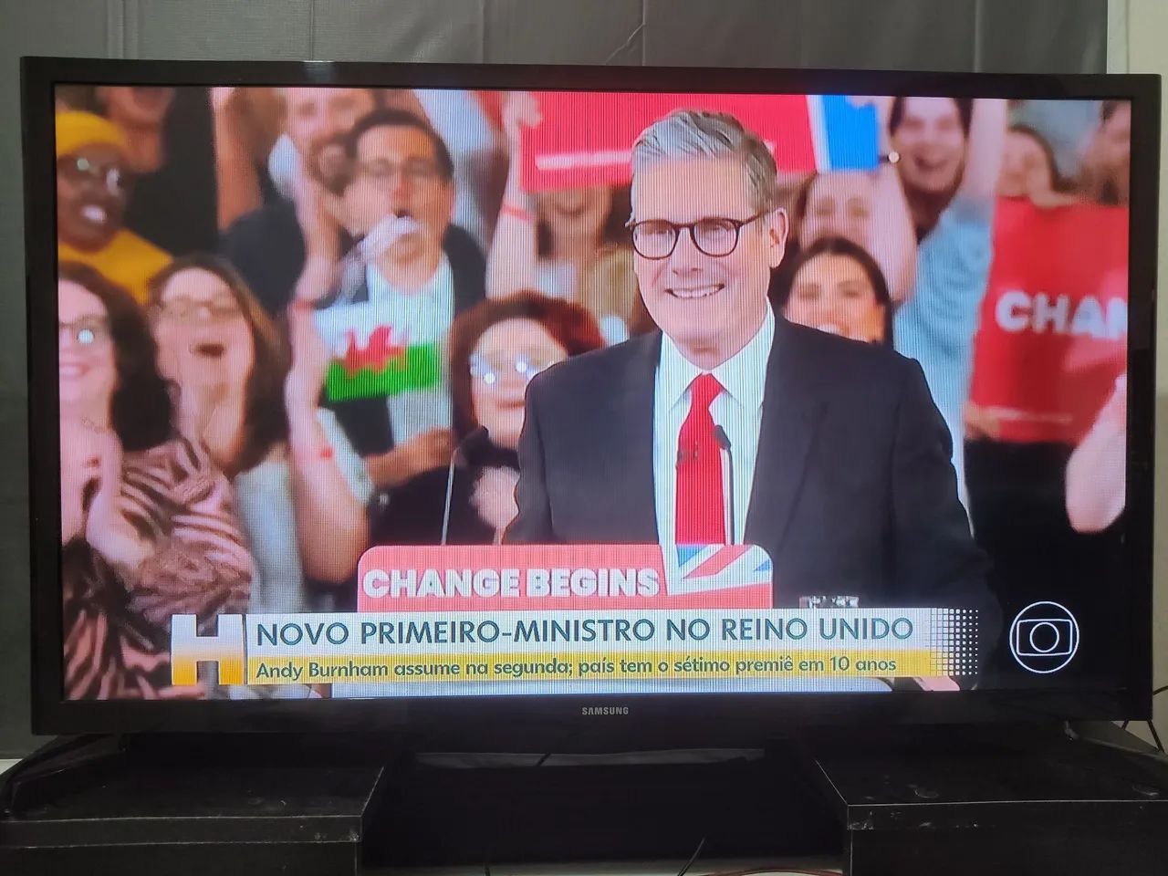 TV Samsung LED de 32 polegadas modelo UN32J4000AG com conversor integrado 