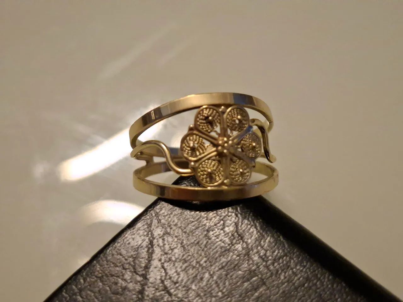 Vendo anel trabalhado ouro 18 k - Foto 2