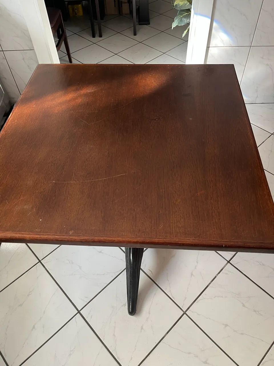 Mesa em Madeira e Pé de Ferro Escupido - Foto 2