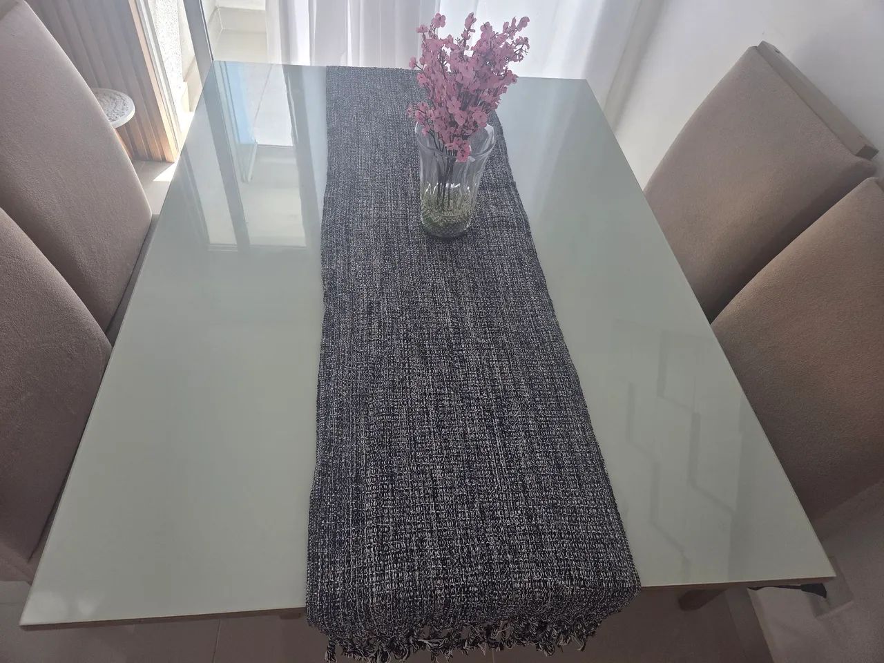 Mesa de jantar com 4 cadeiras estofadas - excelente estado - Foto 4