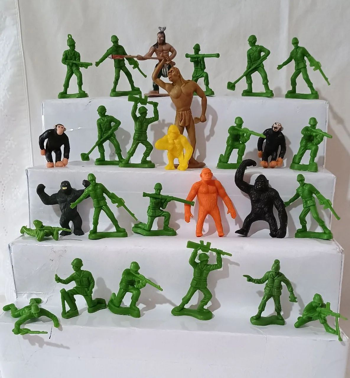 Soldadinhos do toy story e gorilas miniaturas  - Foto 2