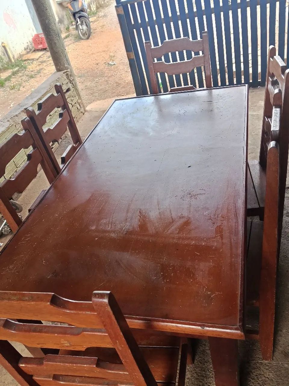 Vende-se uma messa de madeira 6 cadeiras  - Foto 2