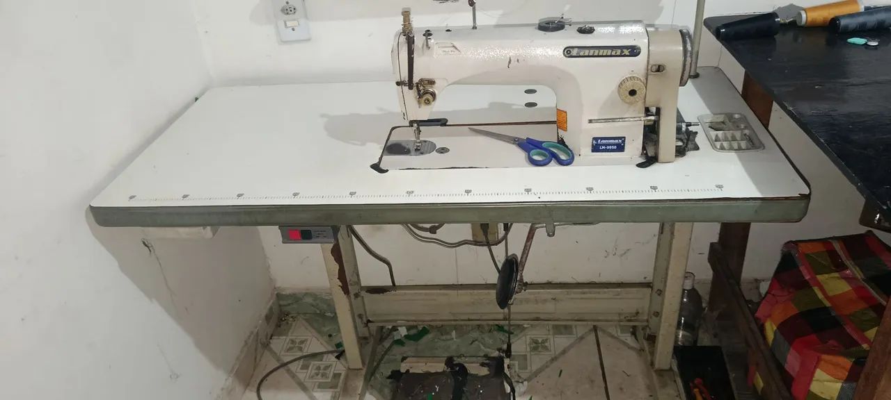 Vendo máquina semi industrial reta 