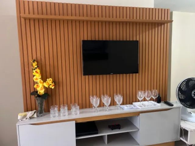     Painel Ripado com Rack para TV - Estilo Moderno