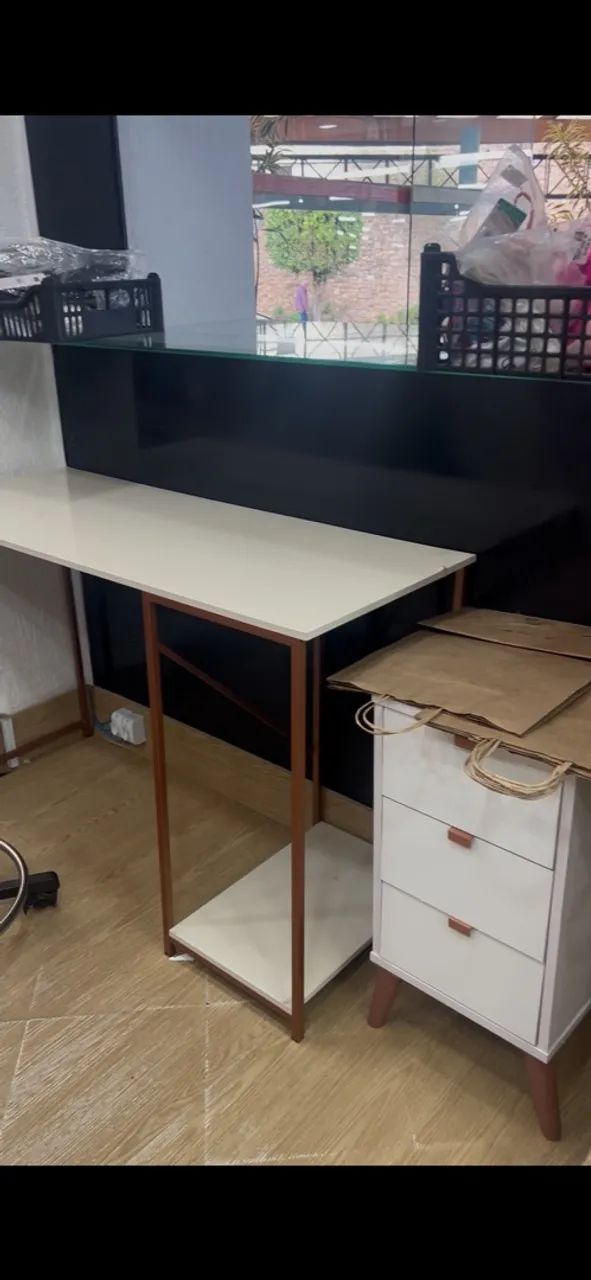 Mesa Escrivaninha com prateleira off white e cobre - Foto 2