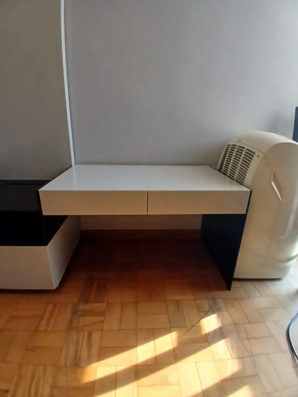 Marcenaria sob medida - rack + painel para TV e módulo auxiliar - MDF cinza e laca - Foto 4