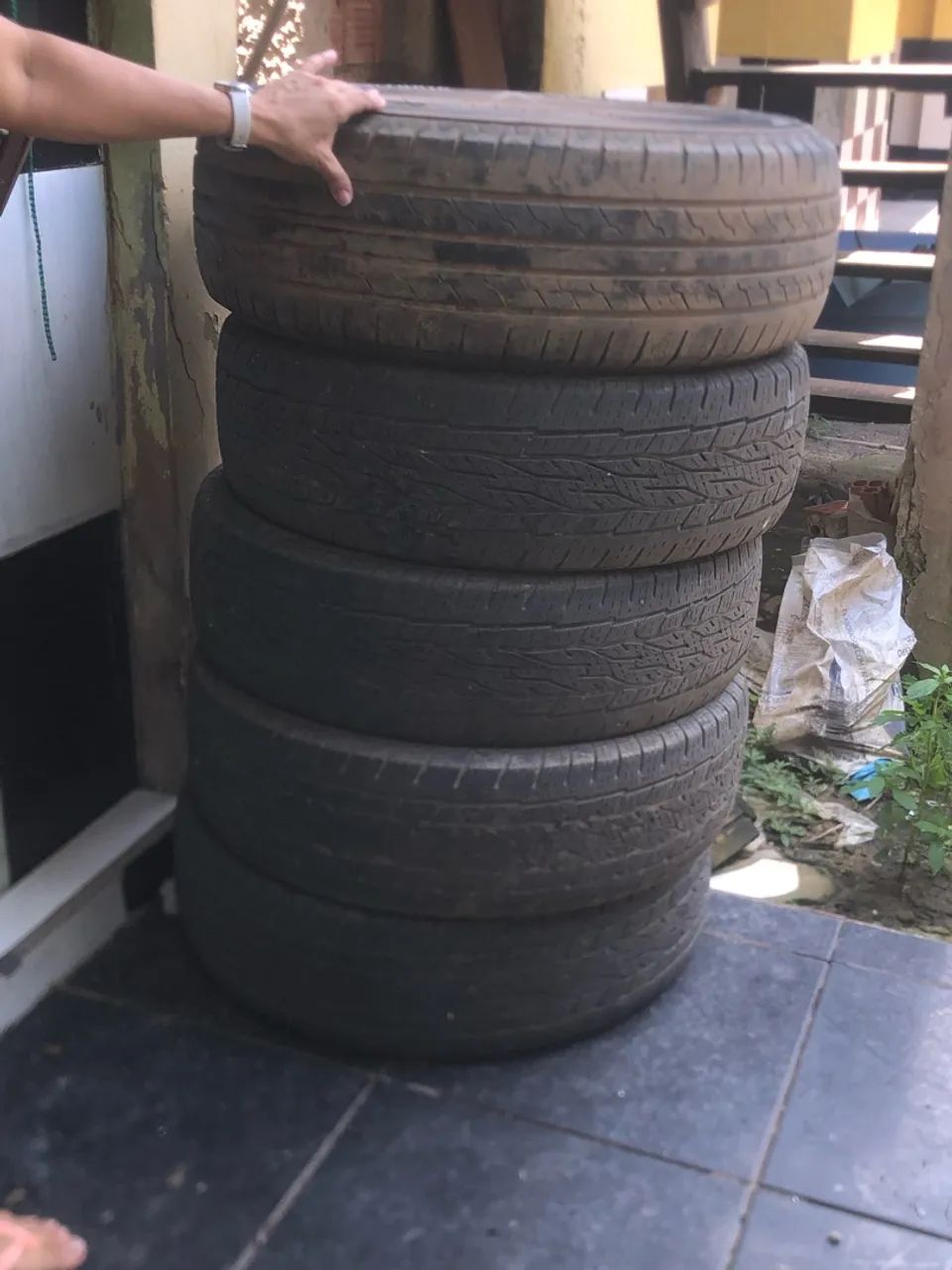 Vende-se pneus de camionete
