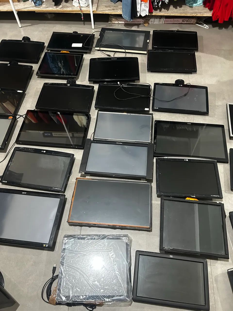 Lote 35 monitores + 3 Televisões  - Foto 3