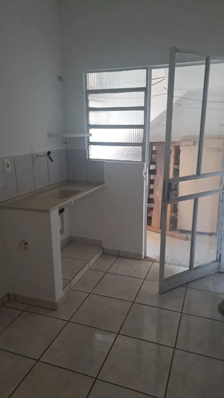 Aluguel de kitnet no Bairro Ipiranga incluso água e iptu. Próximo ao Minas Shopping