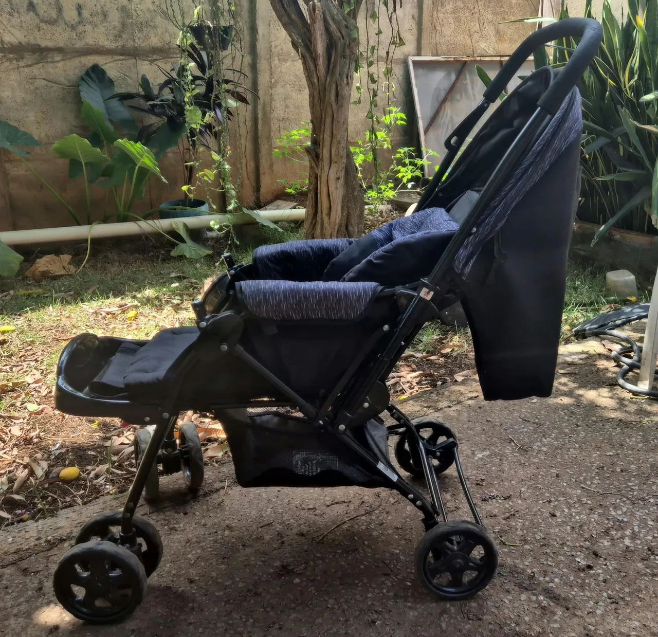Carrinho de bebê + bebê conforto 300,00 