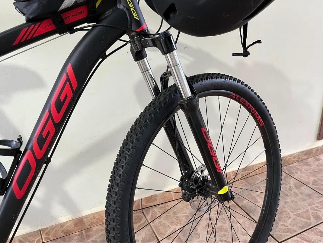 Bicicleta Preta/ Vermelha OGGI Aro 29? / Quadro 19?