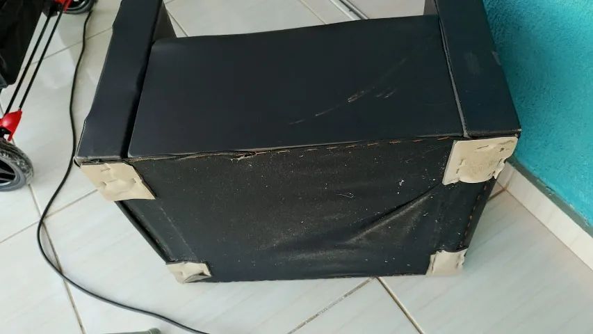 Poltrona infantil em courino preto, semi nova  - Foto 2