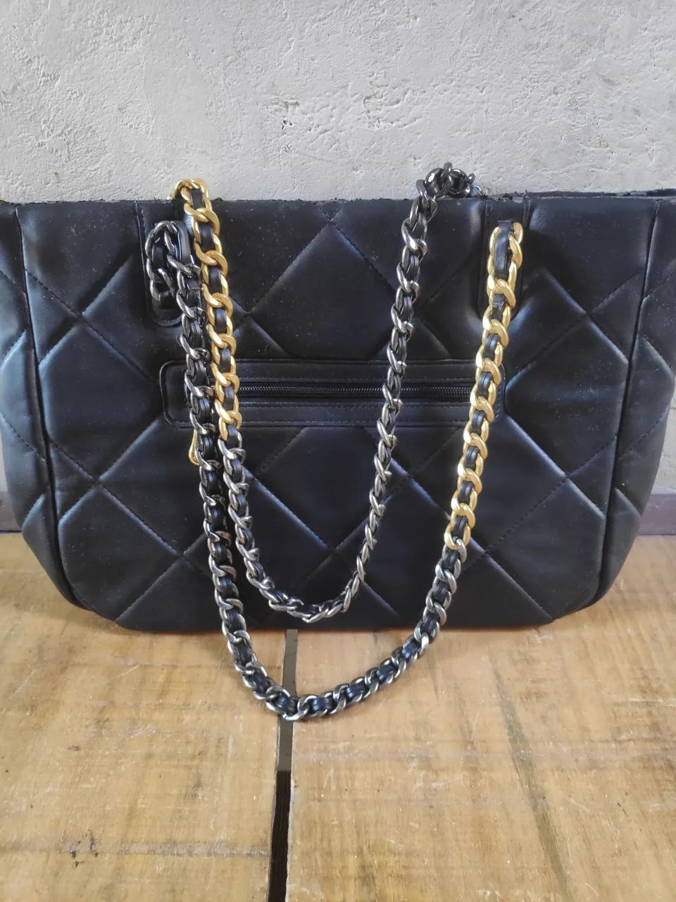 Bolsa preta acolchoada de couro com corrente em bom estado - Foto 2
